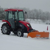 Фото: Снегоуборочный трактор TYM T433 с отвалом и щеткой